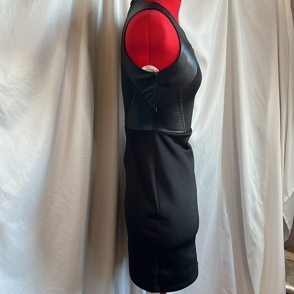 XS10 Suzy shein sleeveless leather like detailed dress - Picture 4 of 13